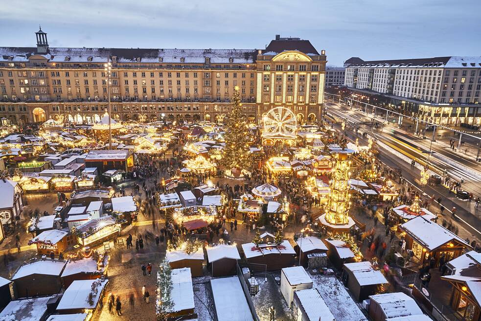 Blick von oben auf den hell beleuchteten Dresdner Striezelmarkt