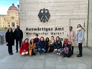 Eine Gruppe Menschen vor dem Auswärtigen Amt in Berlin