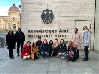 Willkommen in Berlin Eine Gruppe Menschen vor dem Auswärtigen Amt in Berlin