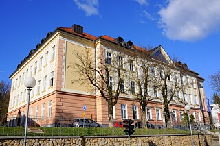 Außensicht des Schulgebäudes vor blauem Himmel
