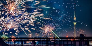 Feuerwerk in Berlin, im Hintergrund ist der Fernsehturm zu sehen.