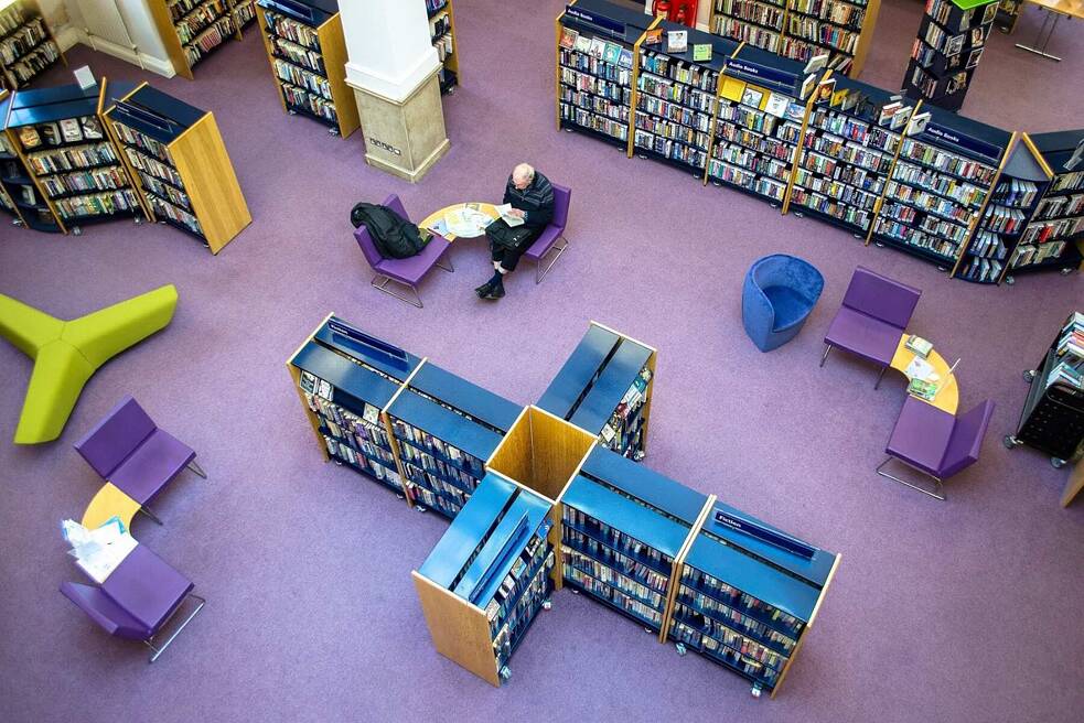 Blick von oben in den Leseraum einer Bibliothek