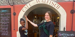 Zwei junge Frauen vor dem Café Walfisch in Wangen im Allgäu