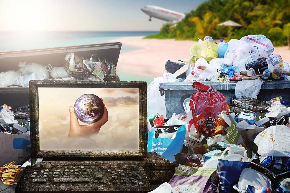 Fotomontage, darauf zu sehen ist ein Strand, viel Müll, im Hintergrund ein startendes Flugzeug.
