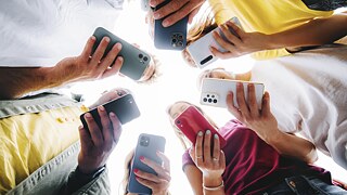 Bild zeigt junge Menschen mit Smartphones 