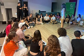 Deutsch-Camp in Eskişehir, Jugendliche sitzen in einer Runde auf dem Boden.