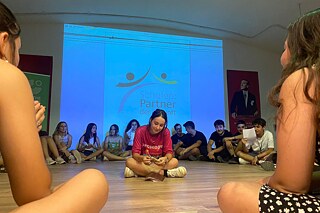 Deutsch-Camp in Eskişehir, Jugendliche sitzen in einer Runde auf dem Boden.