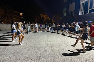 Deutsch-Camp in Eskişehir, Jugendliche tanzen auf einem gepflasterten Hof.