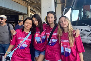 Deutsch-Camp in Eskişehir: vier junge Mädchen in pinken T-Shirts vor einem Busbahnhof