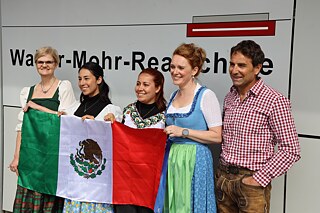 Fünf Lehrkräfte vor der Realschule mit mexikanischer Flagge
