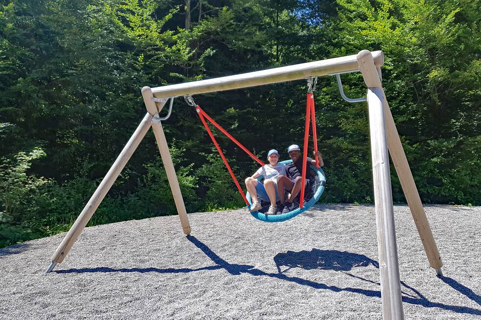 Lea und Lachlan auf einer Schaukel