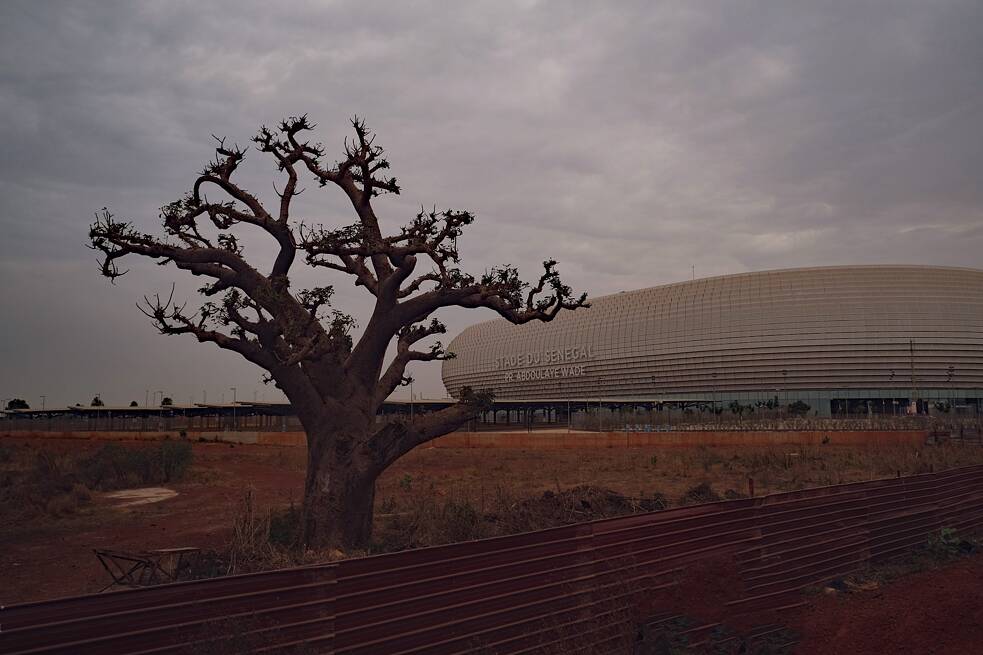 Vor dem Stade du Senegal