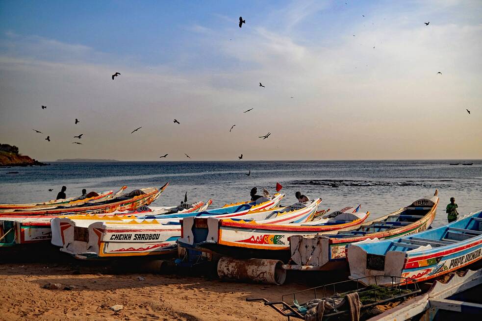 Bunte Fischerboote am Strand