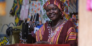 Ndèye, Stoffhändlerin © Dietrich Kühne, Kroesing Media Die Senegalesin Ndèye an der Nähmaschine