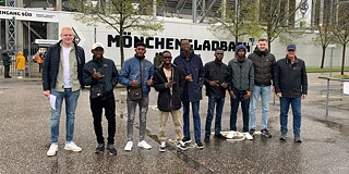 Janik Wißing (links) mit den damaligen Praktikanten aus Mosambik beim Stadionbesuch in Mönchengladbach