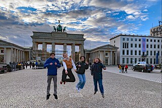 Jugendliche vor dem Brandenburger Tor in Berlin