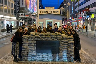 Jugendliche vor dem Checkpoint Charlie