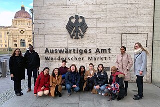 Junge Menschen vor dem Auswärtigen Amt in Berlin