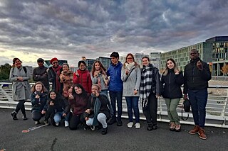 Eine Gruppe junger Menschen auf einer Brücke in Berlin