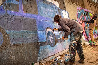 Street Art Künstler auf einer Straße in Zenica