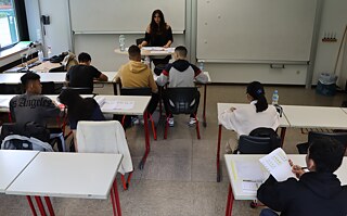 Deutschlehrerin im Klassenzimmer vor Schülerinnen und Schülern