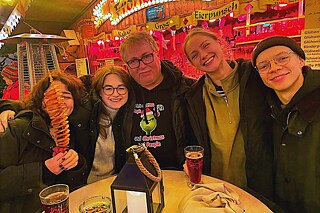 Menschen feiern auf einem Weihnachtsmarkt in Deutschland