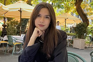 Portrait von Valeriia Bakhchetdzhy in einem Café