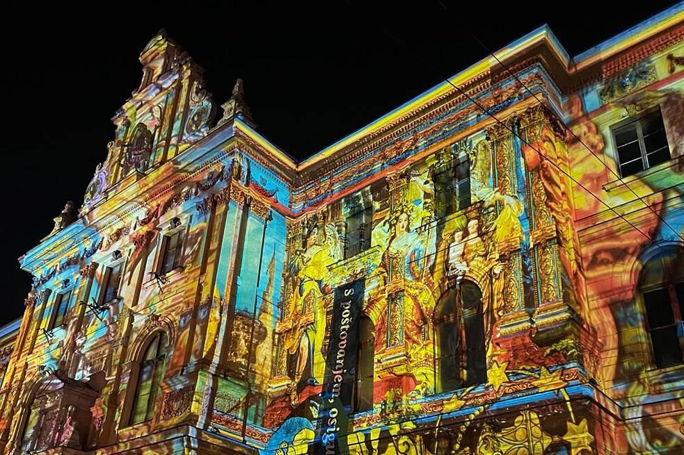 Lichtspiel in Kroatien Ein mit kunstwerken und bunt beleuchtetes ,historisches Gebäude.