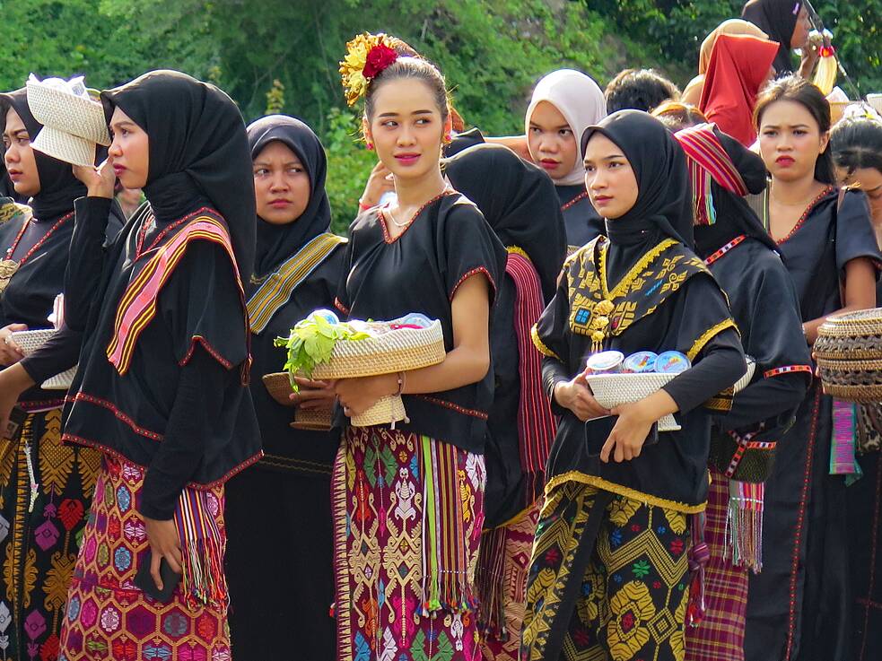 Märzfest in Indonesien Junge Frauen in Tracht