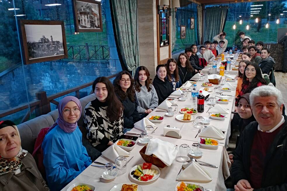 Ramadan in der Türkei Viele Menschen an einem langen, reich gedeckten Tisch