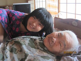 Japanisches Mädchen mit ihrer Urgroßmutter