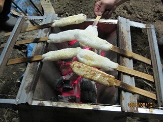 Grill mit Holzstäben mit Reisbrei