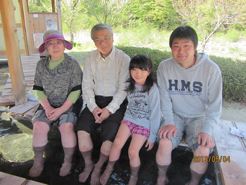 Eine japanische Familie nimmt ein Fußbad
