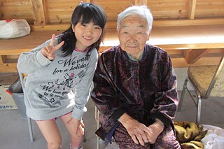 Japanisches Mädchen mit ihrer Urgroßmutter