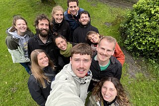 St. Peter Ording Team 2 Junge Menschen bei einem Selfie im Garten