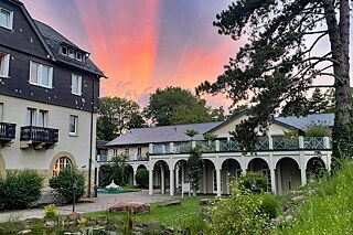 Blick auf die Sportschule Schöneck bei Sonnenuntergang