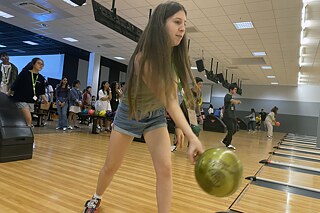 Jugendliche bowlen.