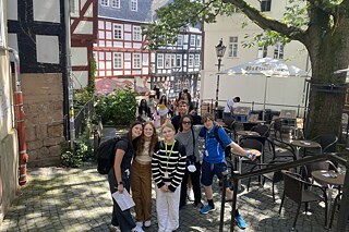 Jugendliche posieren für ein Foto in der Marburger Innenstadt.