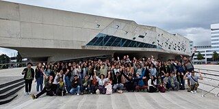 Eine Gruppe Jugendlicher vor dem Phaeno Museum in Wolfsburg