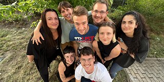 Junge Erwachsene beim Selfie