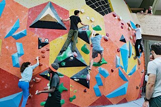 Jugendliche beim Bouldern in einer Halle
