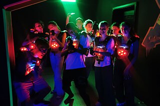 Jugendliche beim Lasertag