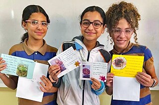Schülerinnen und Schüler präsentieren ihre Postkarten.