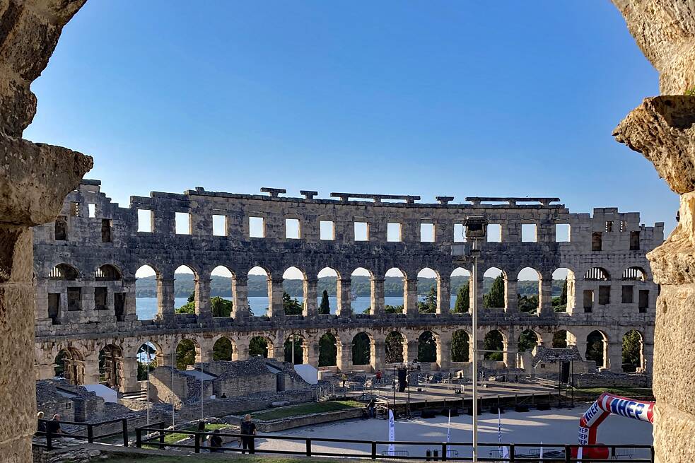 Praktikum und Entdeckungsreise in Kroatien: Amphitheater Das römische Amphitheater Pula, das sechstgrößte Amphitheater der Antike und eines der am besten erhaltenen, vor strahlend blauem Himmel