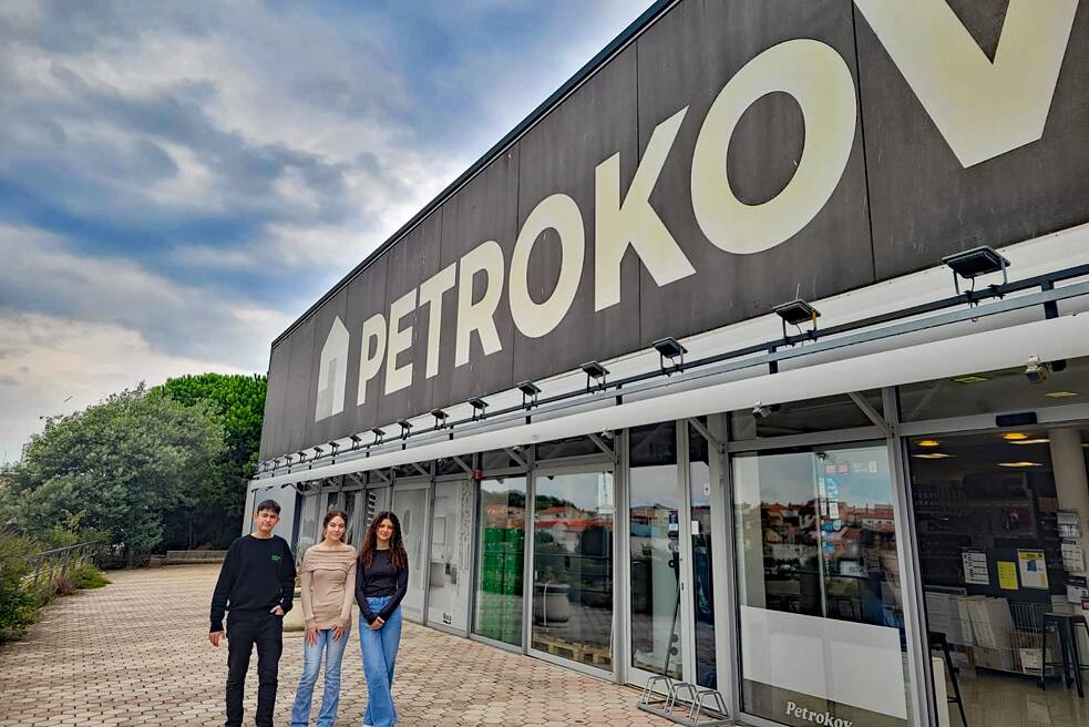 Praktikum und Entdeckungsreise in Kroatien: Praktikumsbetrieb Petrokov Drei Jugendliche vor einem Firmengebäude mit Namen Petrokov