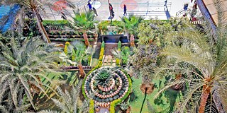 Garten von oben und Sportplatz mit Schülern
