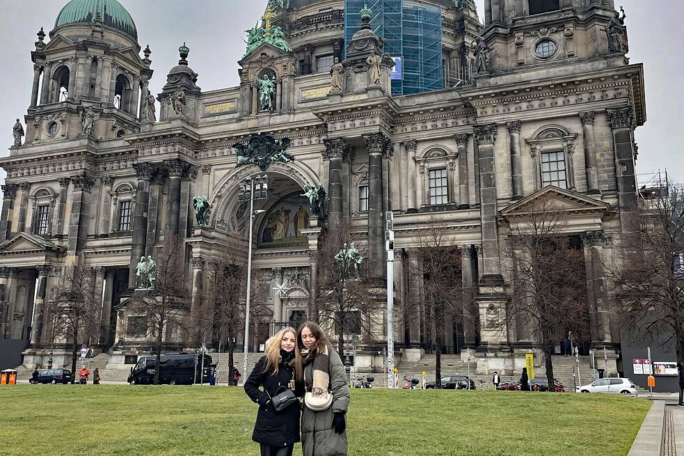 Zwei Frauen vor dem Berliner Dom