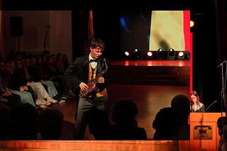 Abendveranstaltung mit Stilparty und Aufführung