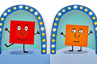 Auf der Bühne stehen zwei orange und ein roter Würfel.