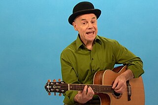 Ein Mann spielt Gitarre.